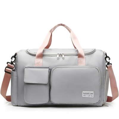 Le signore impermeabilizzano la borsa del Weekender della borsa di forma fisica di sport con il compartimento della scarpa
