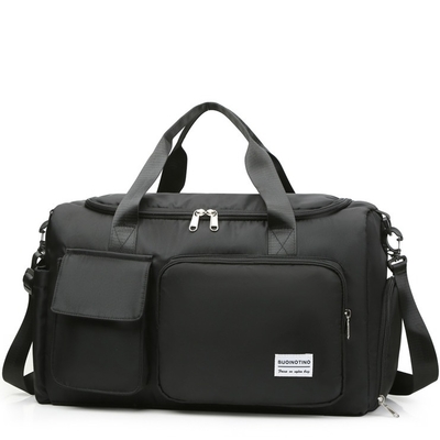 Le signore impermeabilizzano la borsa del Weekender della borsa di forma fisica di sport con il compartimento della scarpa