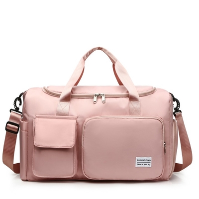 Le signore impermeabilizzano la borsa del Weekender della borsa di forma fisica di sport con il compartimento della scarpa