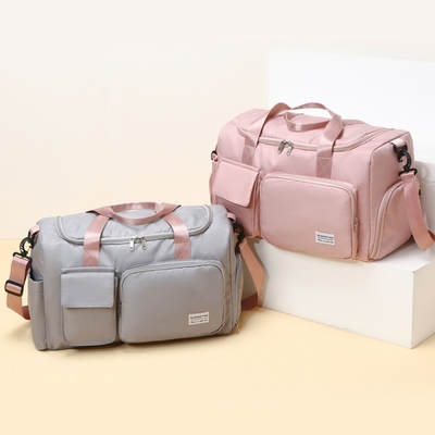 Le signore impermeabilizzano la borsa del Weekender della borsa di forma fisica di sport con il compartimento della scarpa