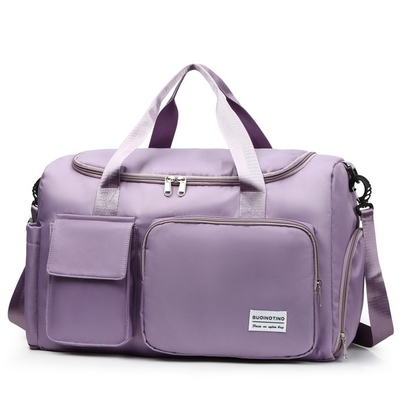Le signore impermeabilizzano la borsa del Weekender della borsa di forma fisica di sport con il compartimento della scarpa