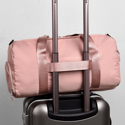 L'ultima borsa della palestra di fine settimana mette in mostra la borsa di Duffle con la tasca bagnata del compartimento della scarpa