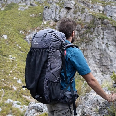 Zaino d'escursione impermeabile nero del ODM zaino di scalata di montagna da 65 litri all'aperto