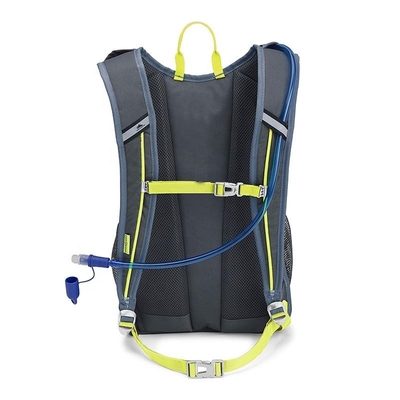Lo zaino dell'acqua corrente di sport all'aperto impermeabilizza l'idratazione delle donne che esegue la maglia